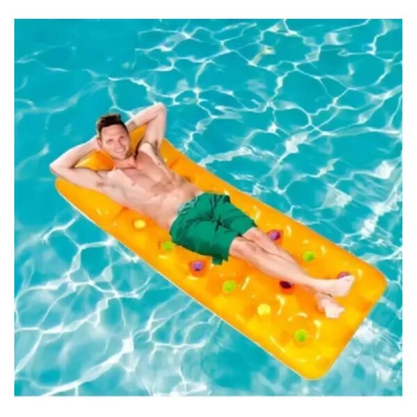 Colchoneta inflable Bestway 43014 naranja en uso en la pileta