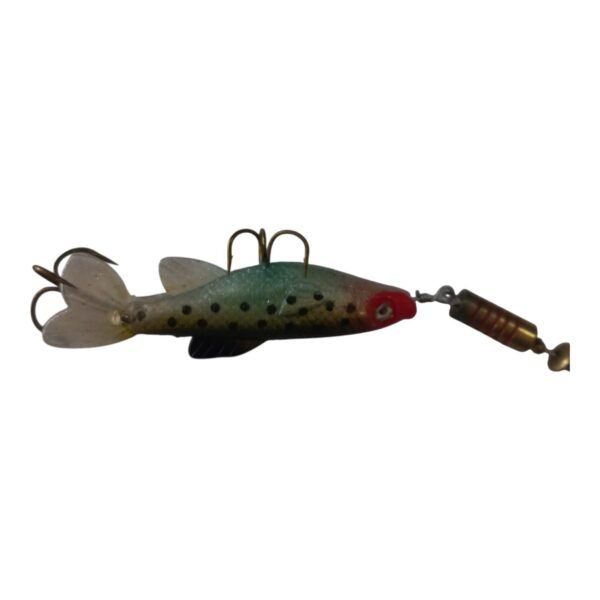 Señuelo cuchara Waterdog Aero Minnow A4MSG - detalle del cuerpo Detalle del cuerpo siliconado verde con pintas del señuelo Waterdog A4MSG y sus anzuelos
