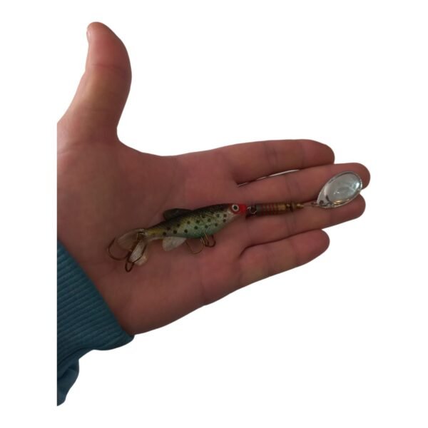Señuelo cuchara Waterdog Aero Minnow A4MSG - en la mano Señuelo cuchara Waterdog A4MSG sobre la palma de la mano, para mostrar su tamaño