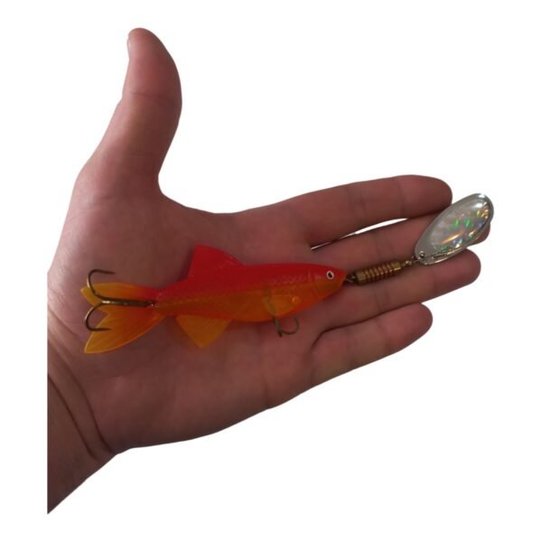 Señuelo cuchara Waterdog Aero Minnow A4MSN naranja Señuelo Aero Minnow A4MSN en la mano