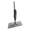 Limpiador de pisos spray mopa gris vista lateral Vista lateral del limpiador de pisos con spray rociador gris
