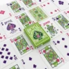 Cartas Bicycle Garden Gnome desplegadas junto a su estuche