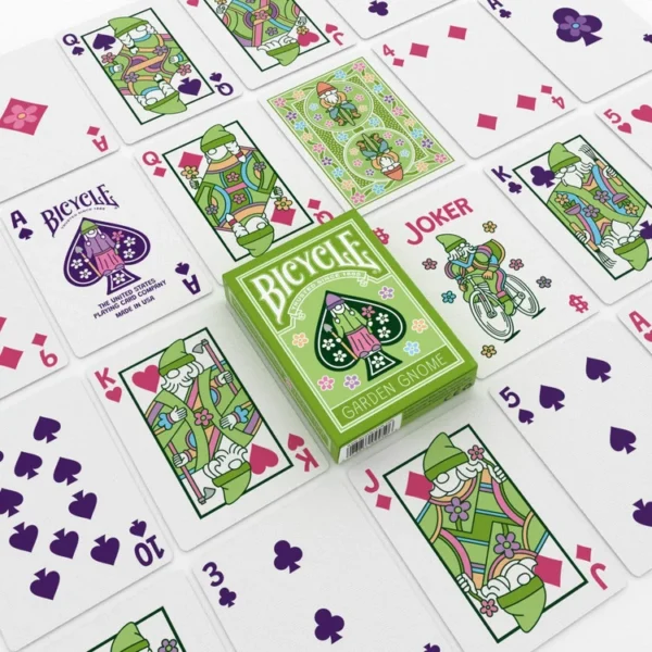 Cartas Bicycle Garden Gnome desplegadas junto a su estuche