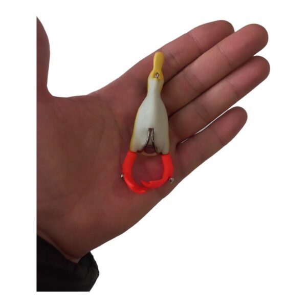 Señuelo patito antienganche Waterdog P9122 Señuelo patito Waterdog P9122 en la mano