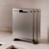Tablas de corte de acero inoxidable Brosen con soporte en una cocina